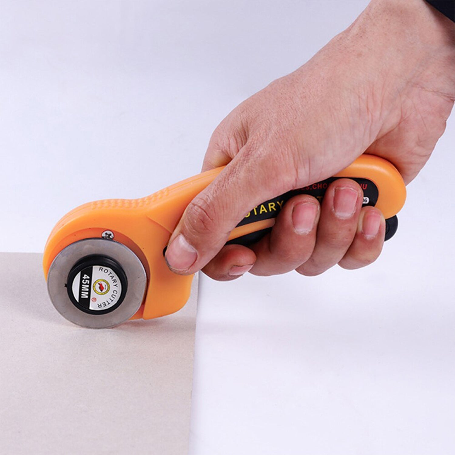 Manual sewing roller cutter with rotary blade for precise fabric cutting Manual sewing roller cutter with rotary blade for precise fabric cutting
